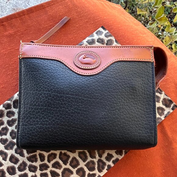 Dooney & Bourke Handbags - DOONEY & BOURKE Vintage Zippered Pebbled Cosmetic Makeup Travel Case Clutch Bag